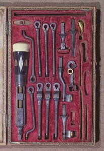 Conjunto de instrumentos de odontología, principios del siglo XIX